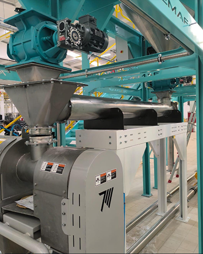 Vidalı, helezon konveyör girişine monte edilmiş rotary valf (hava kilidi, döner besleyici). Malzeme akışını kontrollü sağlayan endüstriyel ekipman