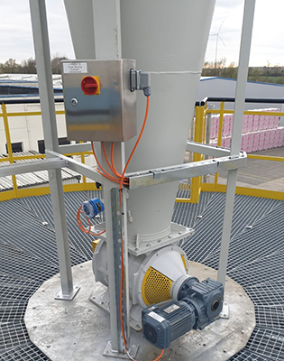 Endüstriyel tesisde siklon altına monte edilmiş rotary valf (hava kilidi, hücre tekeri) sistemi