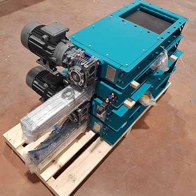 Elektrik motoru ve redüktörlü tahrik sistemiyle donatılmış endüstriyel sürgülü vana – Denge Proses üretimi.